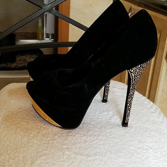 Shoes - Picture 2 of 6